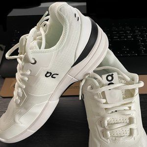 * BRAND NEW * On Running THE ROGER Pro Clay Size 39 (US 8) never worn